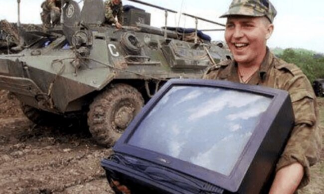 "Непобедимые" войска Путина воруют у украинцев ковры. Везут домой любимым женщинам