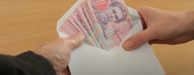 Каждому в руки по 2100 гривен: украинцев предупредили о новых выплатах. Кто получит