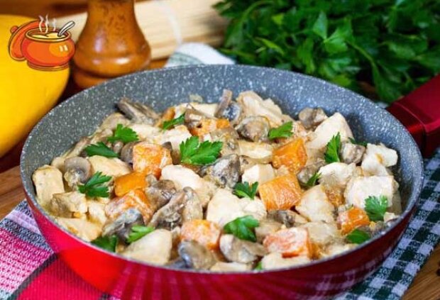 Объедение для всей семьи: как приготовить сочную курицу с тыквой и грибами в сливках. Рецепт