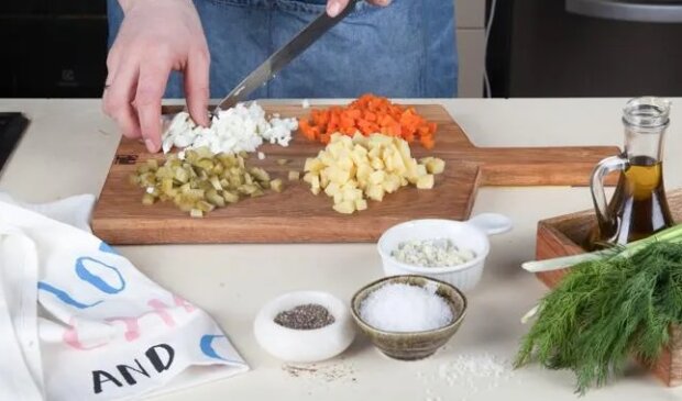 Рецепт 1. Простой салат с колбасой «Калейдоскоп»