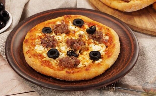 Насолода на вечерю: як приготувати компактні міні-піци з фаршем та маслинами
