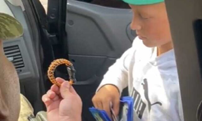 Маленькие украинцы сделали свой блокпост и остановили ВСУ, чтобы передать им деньги. Видео