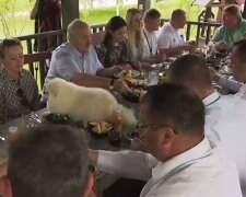 Собака Лукашенка вилізла на стіл і при гостях мало не напаскудила в тарілку. Відео