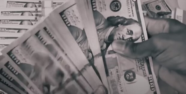 Доллары: скрин с видео