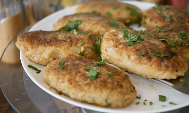 Рецепт сочных и быстрых котлет с пекинской капустой. Фото: YouTube