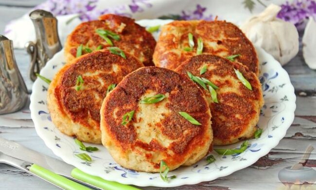 Оригінальна закуска "два в одному": рецепт курячих котлет із солоними огірками