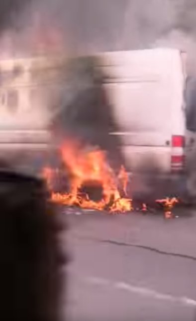 На выезде из Киева загорелся автобус