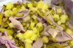 Салат с селедкой и картофелем, кадр с видео
