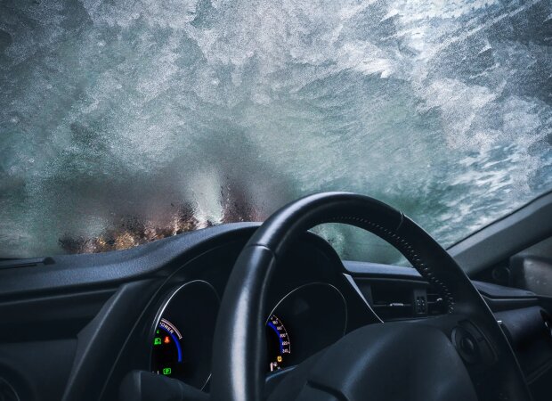 Замерзшее лобовое стекло, изображение из свободных источников