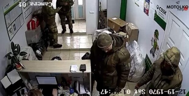 Відправляють додому унітази і килими: як російські військові висилають награбоване з України. Відео