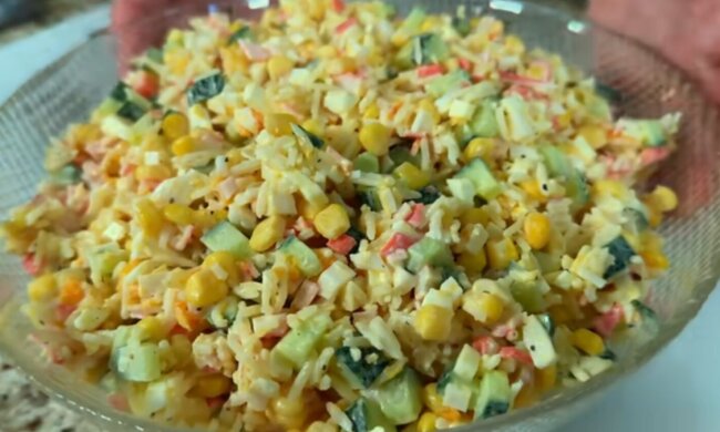 Класичний крабовий салат, кадр з відео