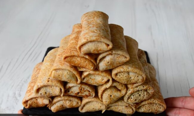 Рецепт ніжних кабачкових млинців з куркою та сметаною. Фото: YouTube