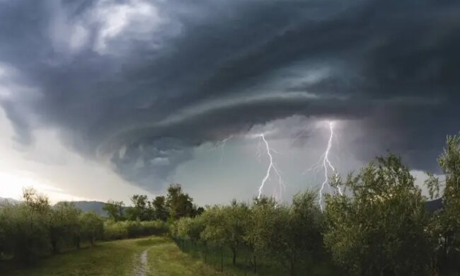 Большая опасность: на Львов и область надвигается мощнейший ураган. Лучше спрятаться