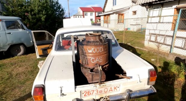 Идут в Европу: житель Беларуси переделал свою "Волгу" для работы на дровах. Фото