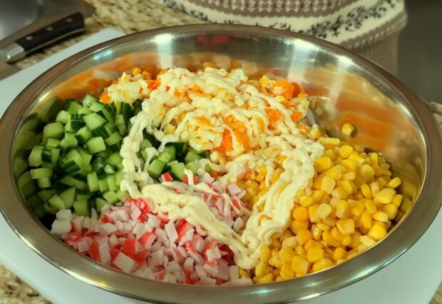 Класичний крабовий салат, кадр з відео