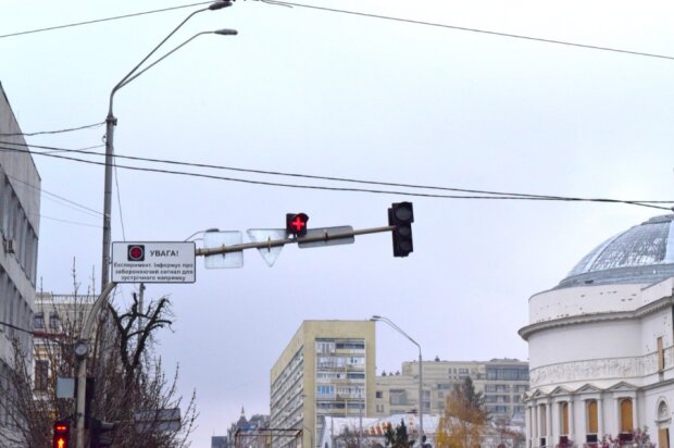 "Греческий крест" на светофорах в Украине