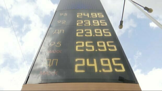 На АЗС срочно переклеивают ценники: топливо начинает резко дешеветь во всех регионах
