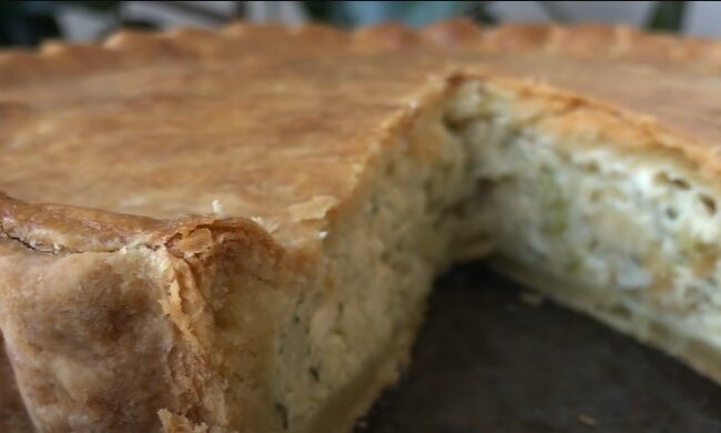 Захочется съесть три порции: рецепт бездрожжевого лукового пирога на сметане