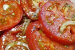 На Новий рік ця закуска розійдеться моментально: рецепт простого салату з помідорами та обсмаженою цибулею