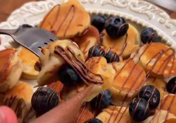 Бананові міні-панкейки, кадр з відео