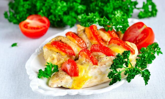 Рассчитывайте, что их разметут в первые минуты застолья: рецепт отбивных их куриного филе с сыром и помидорами