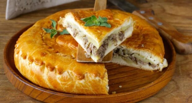 Сытно, аппетитно и богато: рецепт украинского пирога с мясом, помидорами и сыром