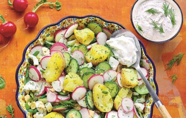 Прям як із ресторану: рецепт салату з редискою, молодою смаженою картоплею та огірками