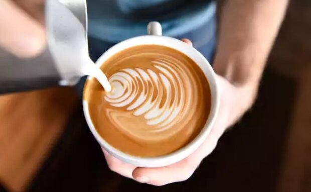 Приготовление кофе с молоком, фото: youtube.com