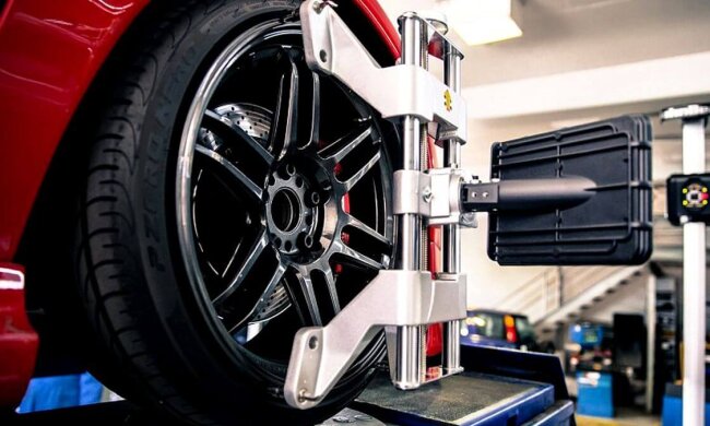 Чтобы не пришлось покупать новую резину каждый год: как часто нужно регулировать развал-схождение в вашем авто