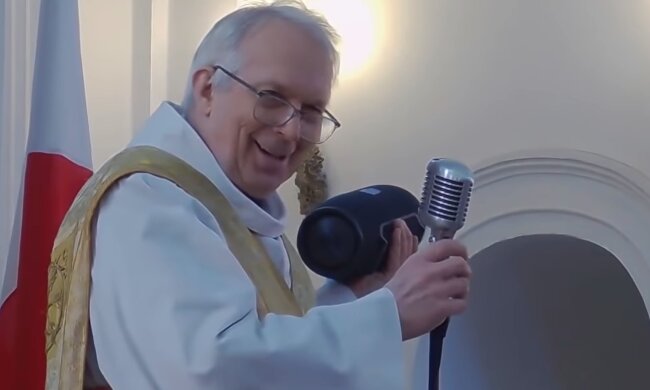 До мурашек по коже: в Польше всей церковью спели "Ой, у лузі червона калина"