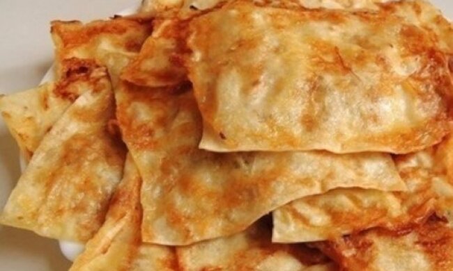 Родные попросят готовить это каждый день: рецепт восточных гренок из лаваша с крабовыми палочками и сыром