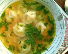 Два в одном: рецепт настоящего сытного супа с пельменями, которые делали наши бабушки