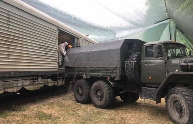 По три полиці у кожному вагоні: як військові Путіна повертаються з України у чорних мішках. Фото