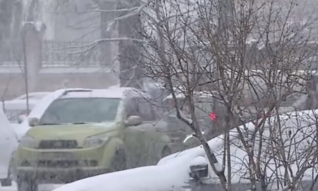Вот вам и праздники: на Прикарпатье выпадает черный снег. Люди показали фото. Не щадит даже машины