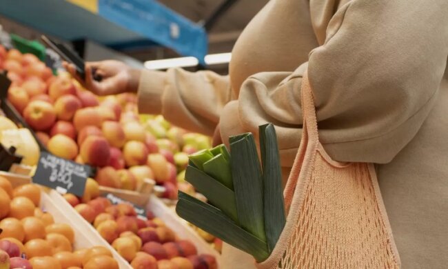 Продают даже на улице: назван популярный осенний фрукт, который помогает избежать седины