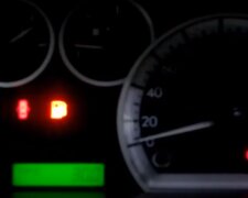 Горить лампочка бензину: скрін з відео