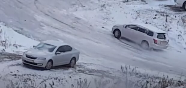 Машины зимой: скрин с видео