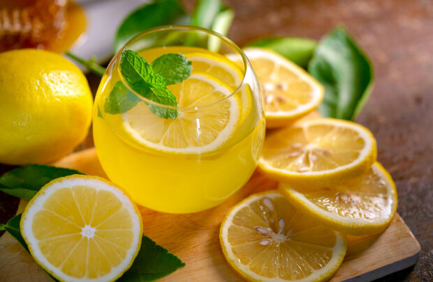 Вы будете хвастаться этим секретом: для чего опытные хозяйки натирают лимон подсолнечным маслом