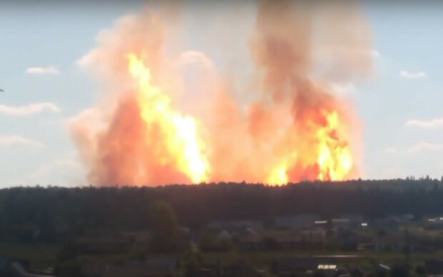 Взрыв на нефтебазе в Донецке. Столб дыма выдал масштабы катастрофы. Люди в панике