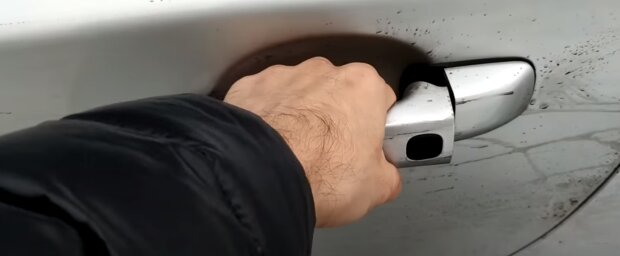 Замерзли двери авто: скрин с видео