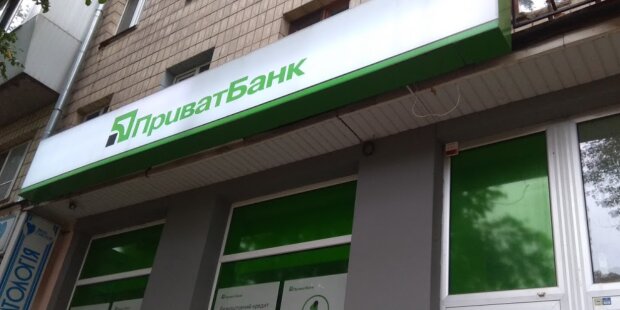 Масове блокування рахунків українців: банки пішли на крайні заходи