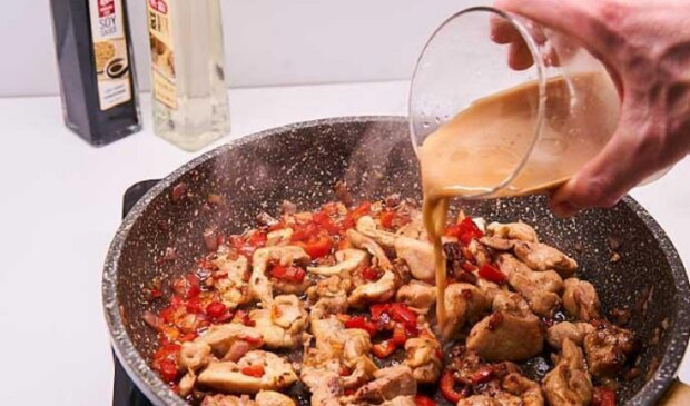 Сочно, ароматно и аппетитно: рецепт нежной курицы с молодой капустой в кисло-сладком соусе