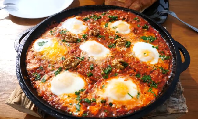 Рецепт швидкої та ситної яєчні по-грузинськи "Чирбулі". Фото: YouTube