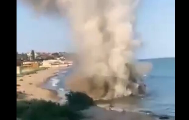 Мощнейший взрыв на пляже под Одессой: появилось видео. Грохнуло прямо в воде