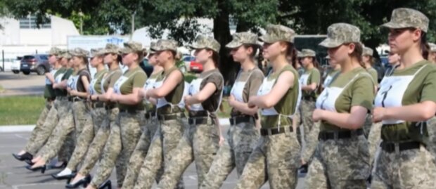 Хоч не у валянках: українським жінкам-
військовослужбовцям купили для параду туфлі на шпильках