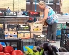 Апетит зникне на тиждень: у Запоріжжі продавчиня обплювала овочі для «освіження». Відео
