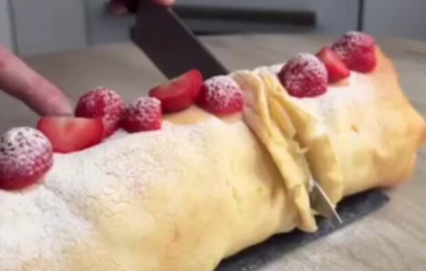 Млинець з кремом і ягодами, кадр з відео