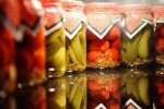 Лучше их выбросить: как долго можно хранить домашнюю консервацию, чтобы не отравиться