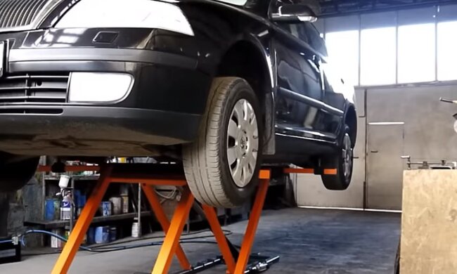 Чим небезпечна їзда на зимовій гумі у літніх умовах. Фото: YouTube