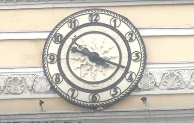 На вихідних Україна переходить на зимовий час: не забудьте перевести стрілки годинника